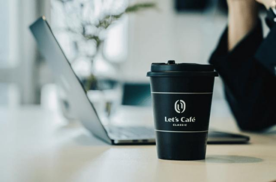 全家Let's Cafe升級全新Logo，它的經典廣告比咖啡還香