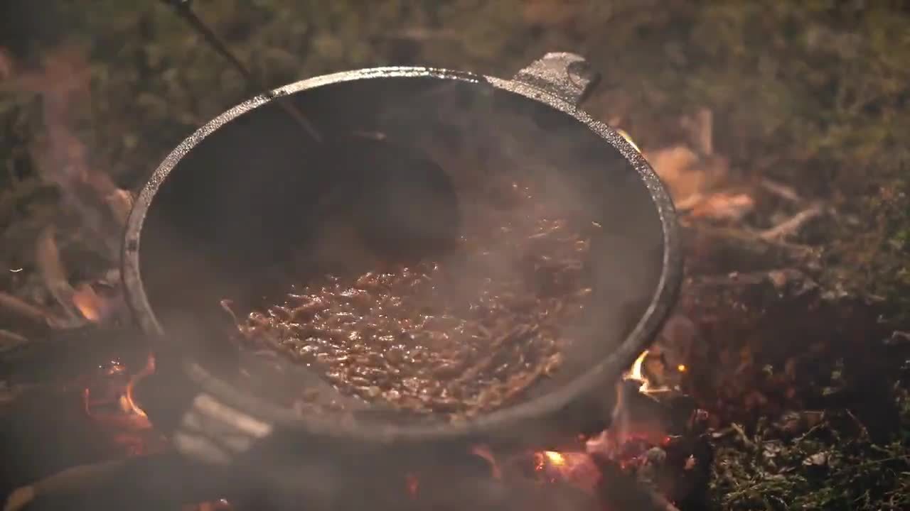 戶外野餐紀錄片《春雨中的蝦仔炒蛋》